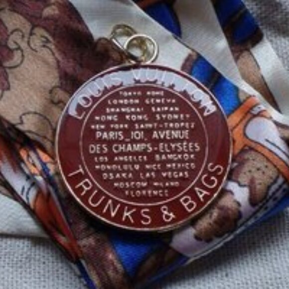 Chic Fashion medallion Pendant  NWOT - Picture 2 of 3